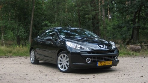 Het aanbod compacte coupe-cabriolets op de markt stijgt gestaag. Peugeot was er vroeg bij met de 206 CC, en dat bleek een schot in de roos. Gepast vervoer voor elk seizoen, zonder teveel concessies. O