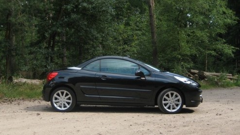 Het aanbod compacte coupe-cabriolets op de markt stijgt gestaag. Peugeot was er vroeg bij met de 206 CC, en dat bleek een schot in de roos. Gepast vervoer voor elk seizoen, zonder teveel concessies. O