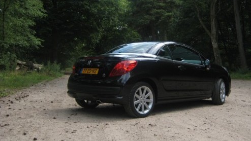 Het aanbod compacte coupe-cabriolets op de markt stijgt gestaag. Peugeot was er vroeg bij met de 206 CC, en dat bleek een schot in de roos. Gepast vervoer voor elk seizoen, zonder teveel concessies. O