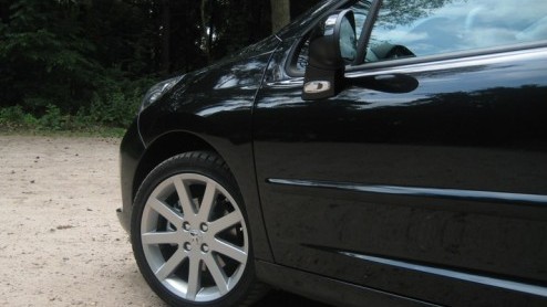 Het aanbod compacte coupe-cabriolets op de markt stijgt gestaag. Peugeot was er vroeg bij met de 206 CC, en dat bleek een schot in de roos. Gepast vervoer voor elk seizoen, zonder teveel concessies. O