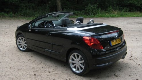 Het aanbod compacte coupe-cabriolets op de markt stijgt gestaag. Peugeot was er vroeg bij met de 206 CC, en dat bleek een schot in de roos. Gepast vervoer voor elk seizoen, zonder teveel concessies. O