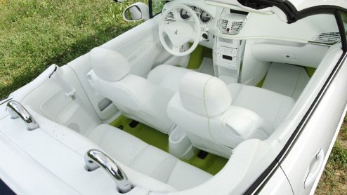 Op de fotos is de 207 Epure te zien. Deze auto zal op de Autosalon van Parijs te zien zijn en laat zien dat Peugeot ver is in het ontwikkelen van een milieuvriendelijke auto.