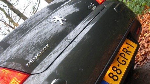 De Peugeot 407 kennen we sinds zijn komst in 2004 als een comfortabele en gestileerde Fransman, maar met een grote mond. Onlangs werd de middenklasser lichtjes onder handen genomen, waarbij naast subt