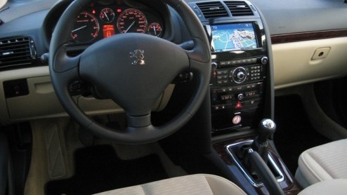 De Peugeot 407 kennen we sinds zijn komst in 2004 als een comfortabele en gestileerde Fransman, maar met een grote mond. Onlangs werd de middenklasser lichtjes onder handen genomen, waarbij naast subt