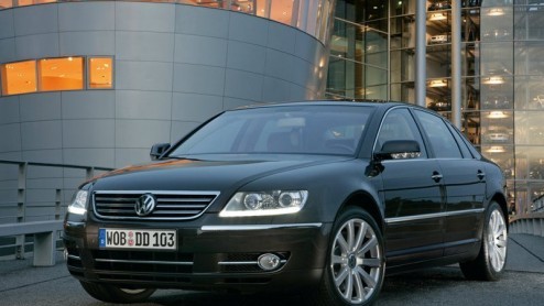 Vlaggenschip Volkswagen Phaeton is vernieuwd. Deze mastodont krijgt de beschikking over een nieuwe V6 en verfijnde TDI, opgewaardeerde infotainment en miniem gewijzigde looks.