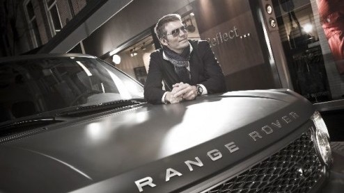 Op de Miljonair Fair die deze week aanvangt zijn al diverse merken vertegenwoordigd met bijzondere modellen. Land Rover mag uiteraard niet ontbreken, dus schudden Land Rover en Piet Boon de handen en