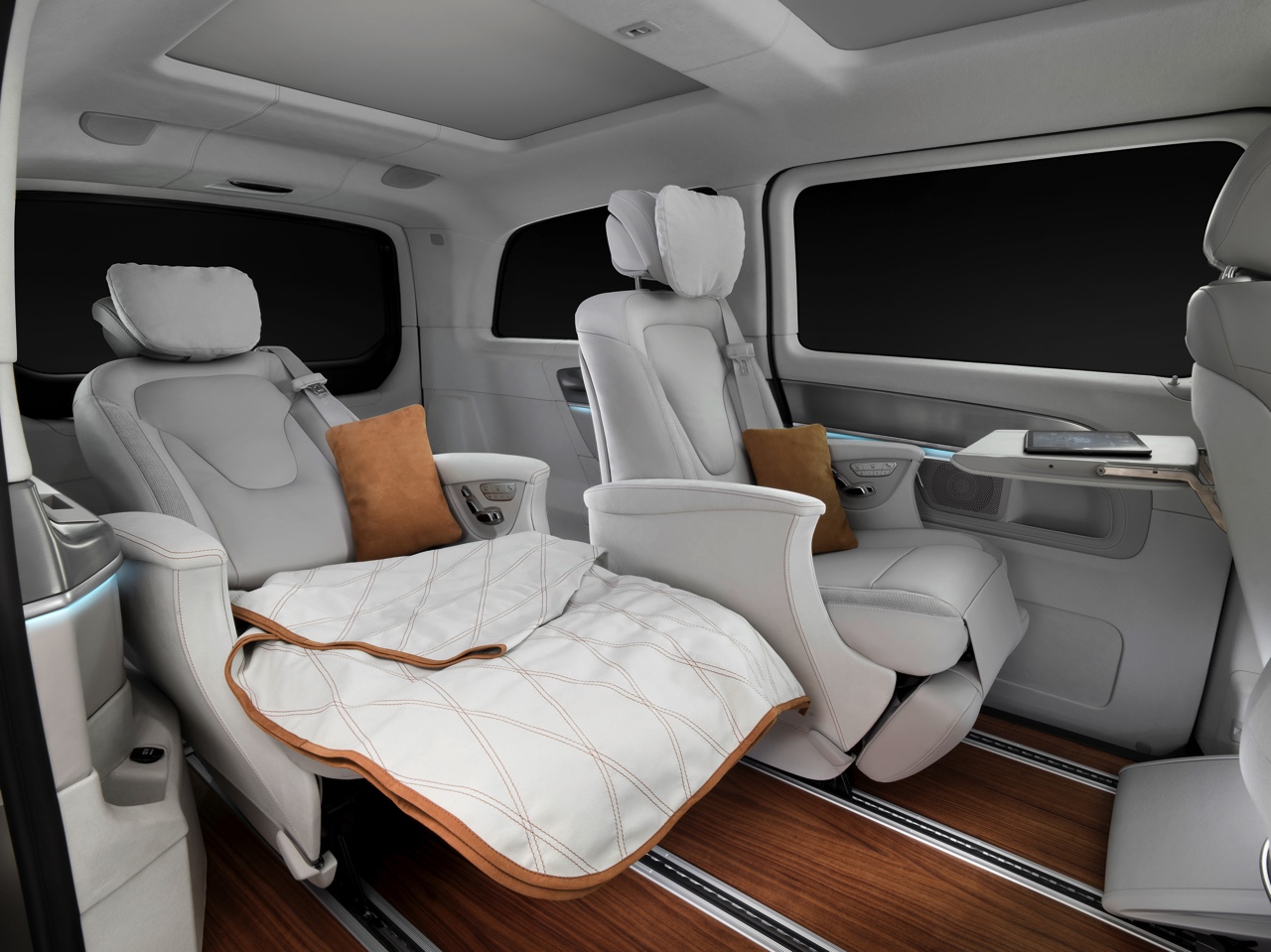 Mercedes-Benz Concept V-ision e is een V-Klasse met plug-in hybridetechniek van de C350e.