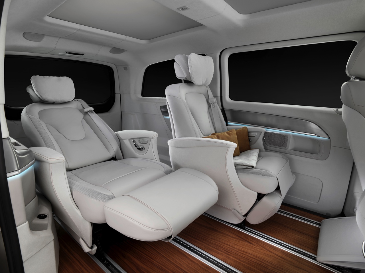 Mercedes-Benz Concept V-ision e is een V-Klasse met plug-in hybridetechniek van de C350e.