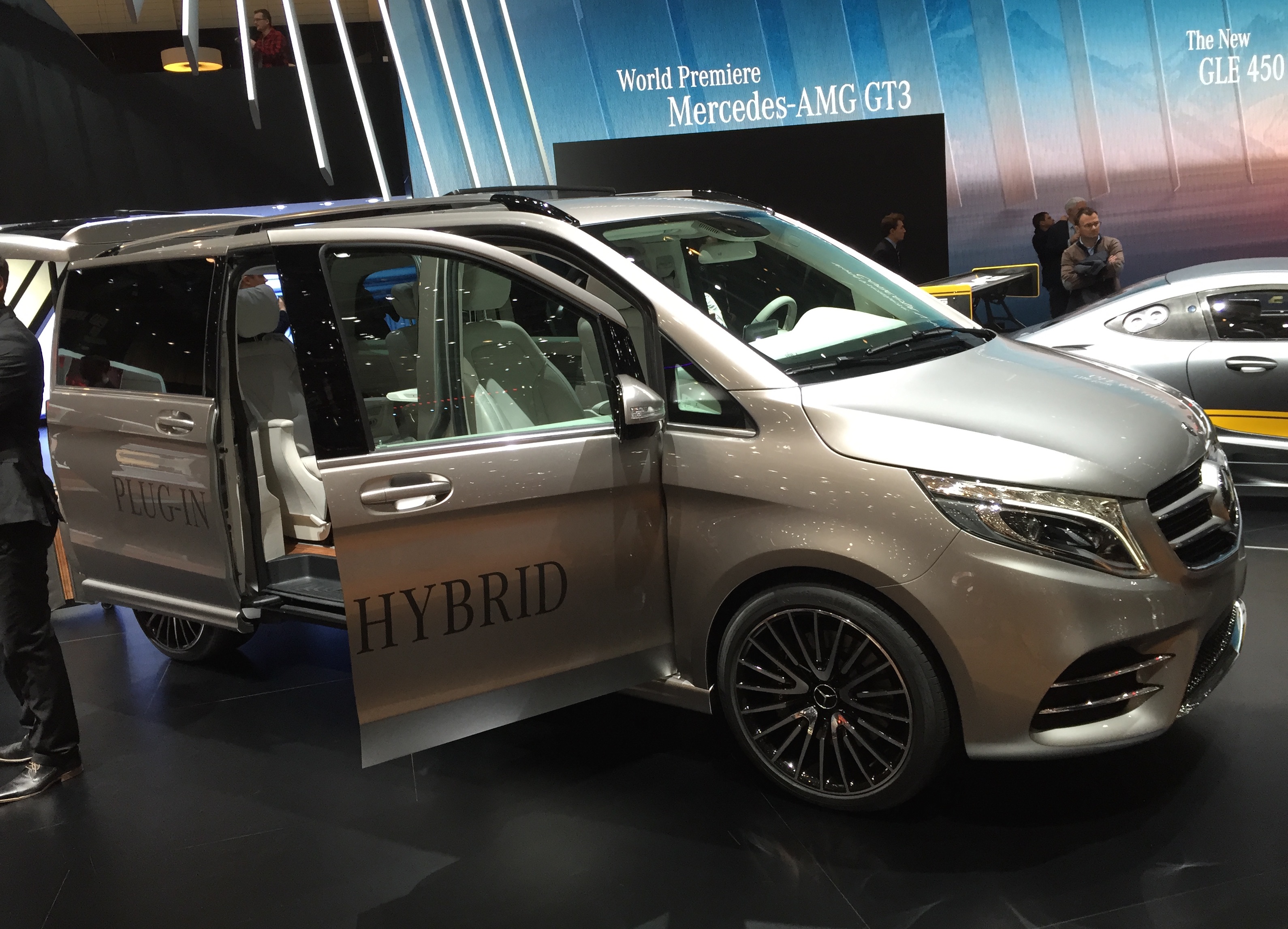 Mercedes-Benz Concept V-ision e is een V-Klasse met plug-in hybridetechniek van de C350e.