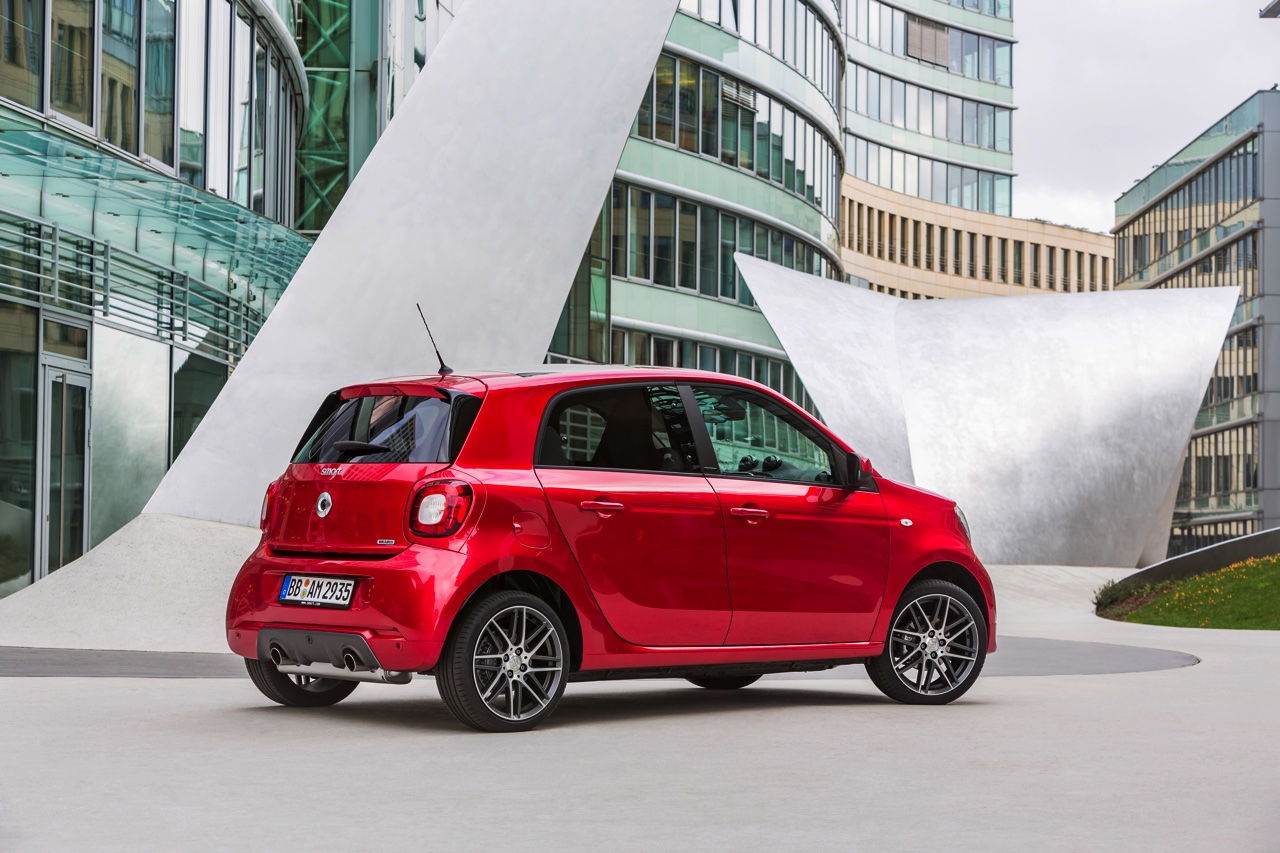 Prijzen, specificaties, uitvoeringen en rijtest van de smart BRABUS modellen de nieuwe fortwo BRABUS en forfour BRABUS met 109 pk sterke turbomotor.