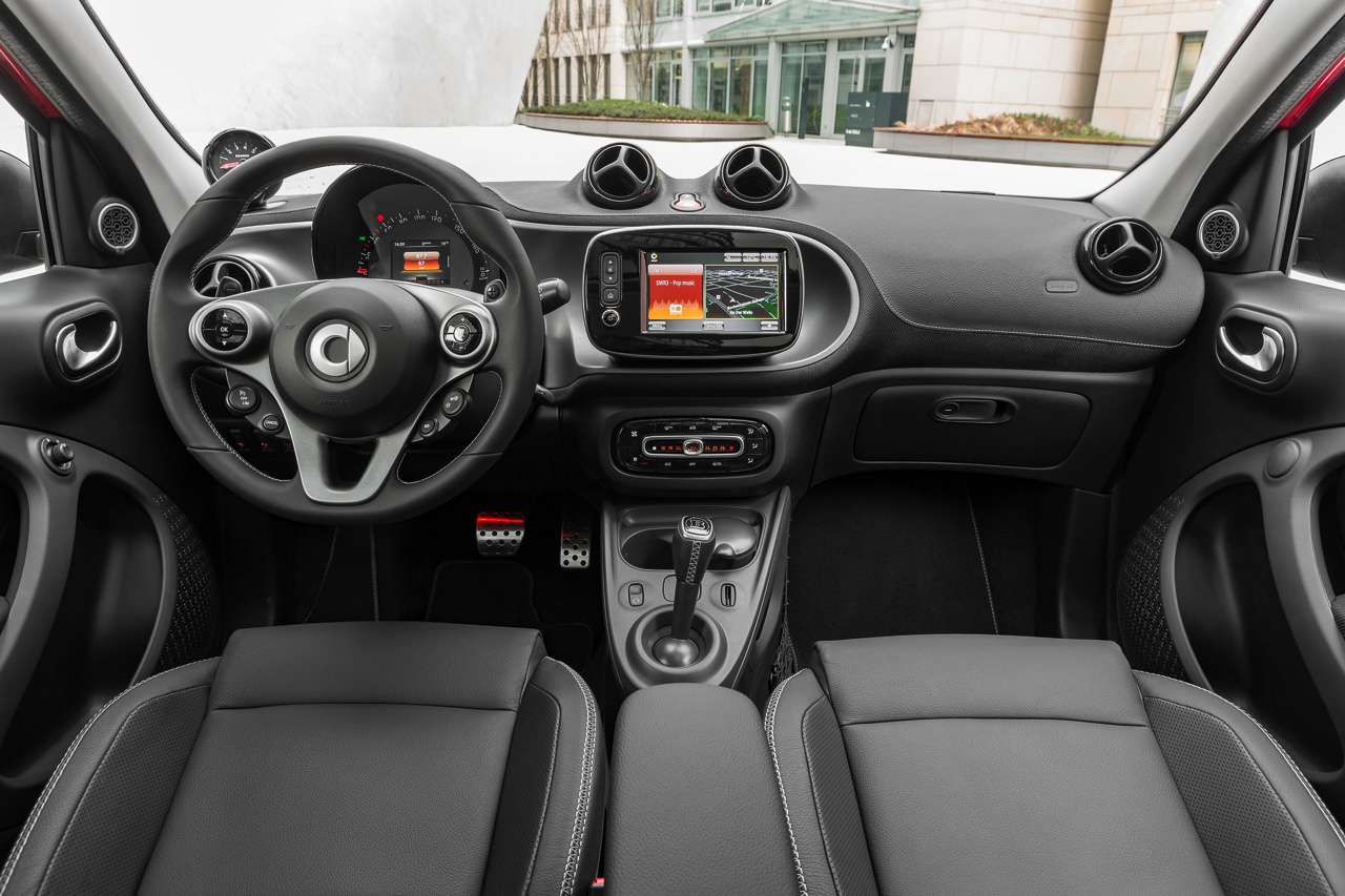 Prijzen, specificaties, uitvoeringen en rijtest van de smart BRABUS modellen de nieuwe fortwo BRABUS en forfour BRABUS met 109 pk sterke turbomotor.