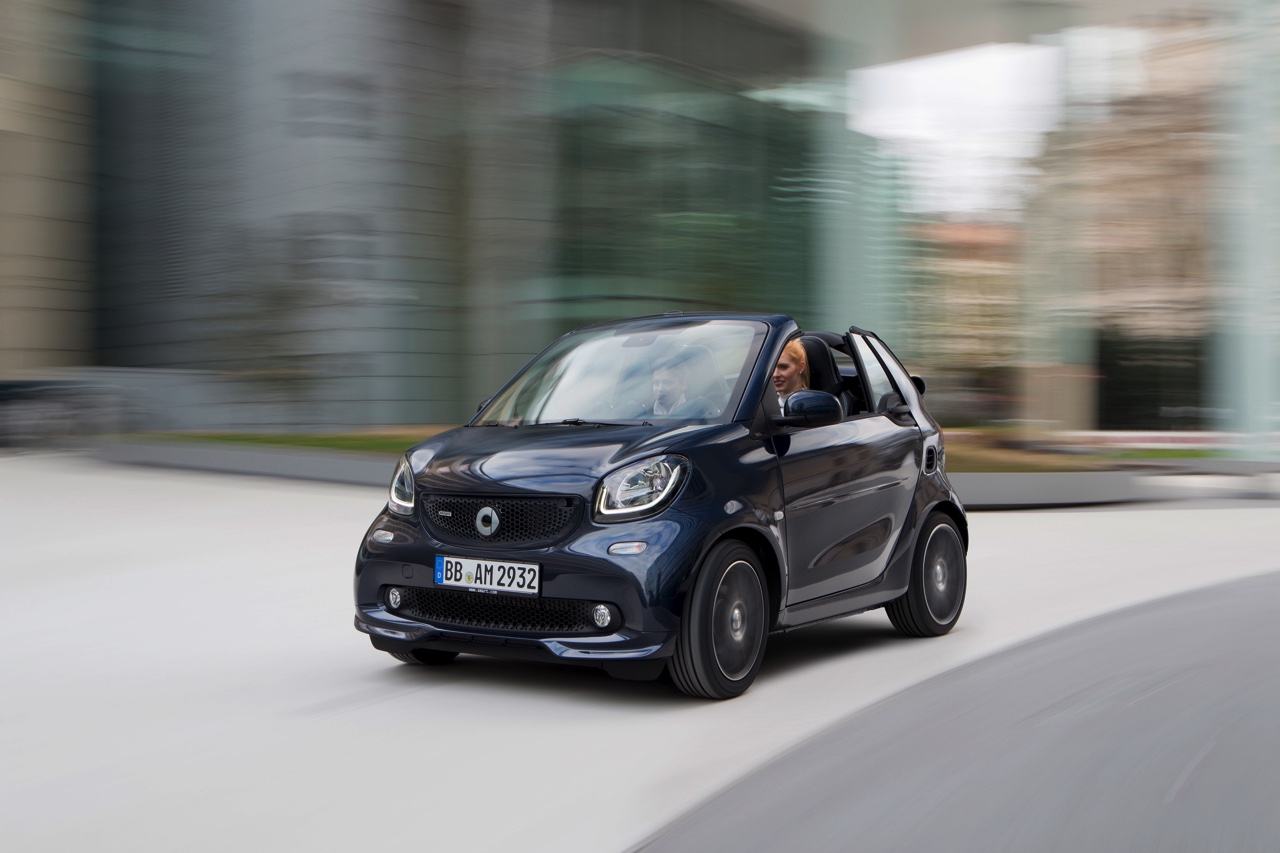 Prijzen, specificaties, uitvoeringen en rijtest van de smart BRABUS modellen de nieuwe fortwo BRABUS en forfour BRABUS met 109 pk sterke turbomotor.