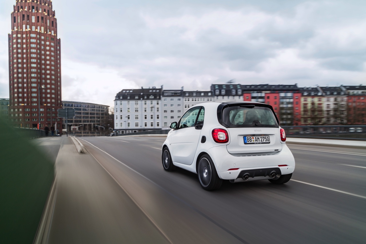 Prijzen, specificaties, uitvoeringen en rijtest van de smart BRABUS modellen de nieuwe fortwo BRABUS en forfour BRABUS met 109 pk sterke turbomotor.