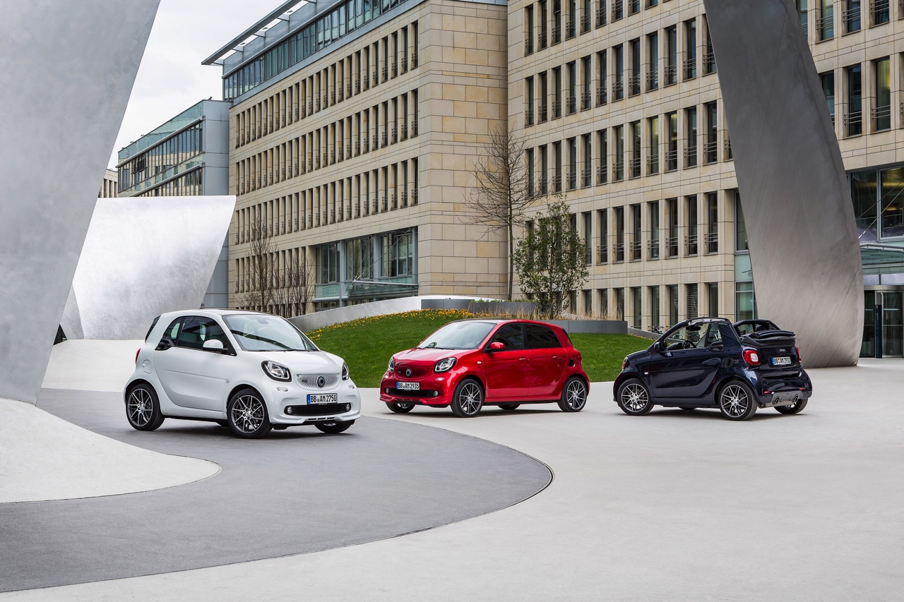 Prijzen, specificaties, uitvoeringen en rijtest van de smart BRABUS modellen de nieuwe fortwo BRABUS en forfour BRABUS met 109 pk sterke turbomotor.