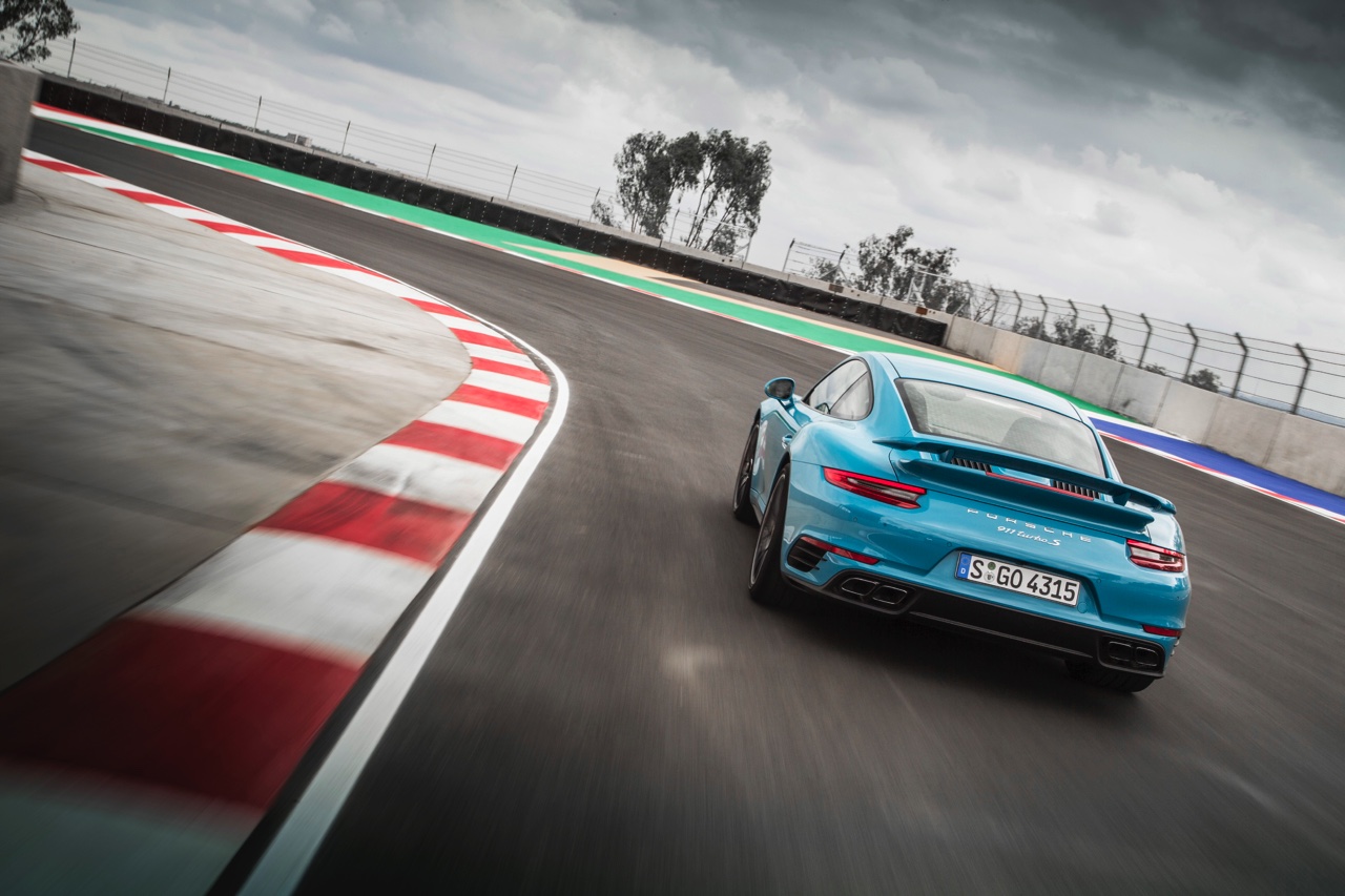 Autotest Porsche 911 Turbo S, het 2016 model trakteert op 580 pk, vierwielbesturing en oersnelle prestaties in een jas waar je ook door de weeks mee voor de dag kunt komen.