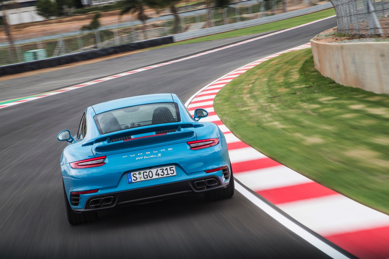 Autotest Porsche 911 Turbo S, het 2016 model trakteert op 580 pk, vierwielbesturing en oersnelle prestaties in een jas waar je ook door de weeks mee voor de dag kunt komen.
