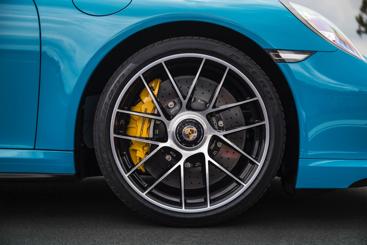 Autotest Porsche 911 Turbo S, het 2016 model trakteert op 580 pk, vierwielbesturing en oersnelle prestaties in een jas waar je ook door de weeks mee voor de dag kunt komen.