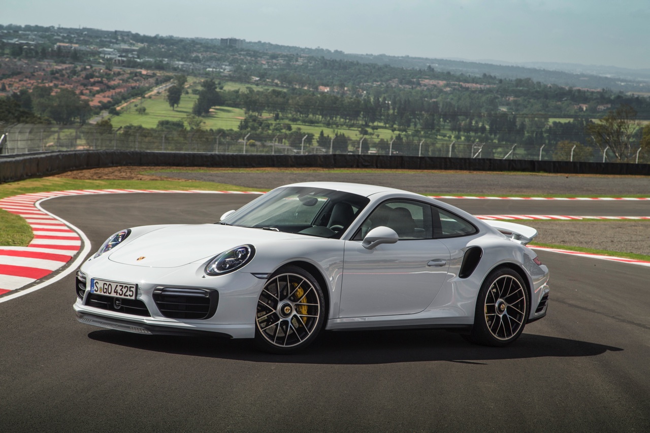Autotest Porsche 911 Turbo S, het 2016 model trakteert op 580 pk, vierwielbesturing en oersnelle prestaties in een jas waar je ook door de weeks mee voor de dag kunt komen.