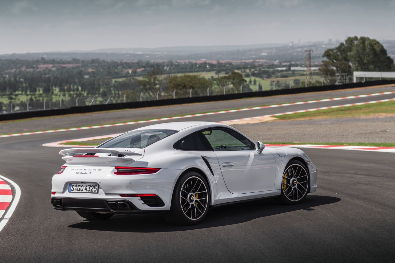 Autotest Porsche 911 Turbo S, het 2016 model trakteert op 580 pk, vierwielbesturing en oersnelle prestaties in een jas waar je ook door de weeks mee voor de dag kunt komen.