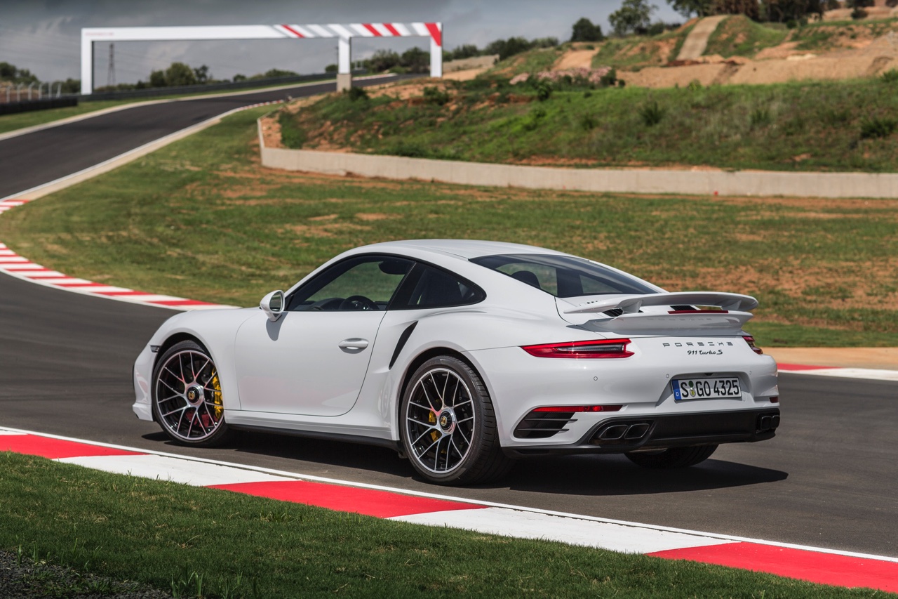 Autotest Porsche 911 Turbo S, het 2016 model trakteert op 580 pk, vierwielbesturing en oersnelle prestaties in een jas waar je ook door de weeks mee voor de dag kunt komen.
