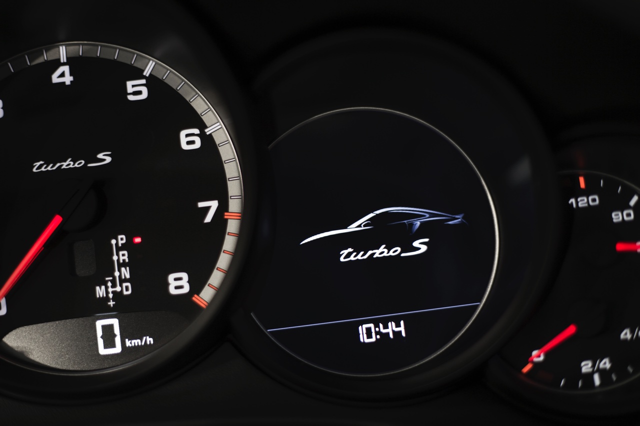 Autotest Porsche 911 Turbo S, het 2016 model trakteert op 580 pk, vierwielbesturing en oersnelle prestaties in een jas waar je ook door de weeks mee voor de dag kunt komen.