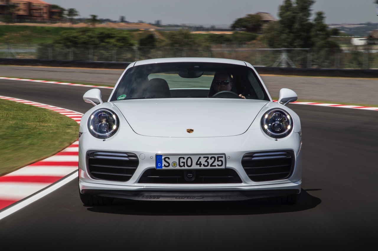 Autotest Porsche 911 Turbo S, het 2016 model trakteert op 580 pk, vierwielbesturing en oersnelle prestaties in een jas waar je ook door de weeks mee voor de dag kunt komen.