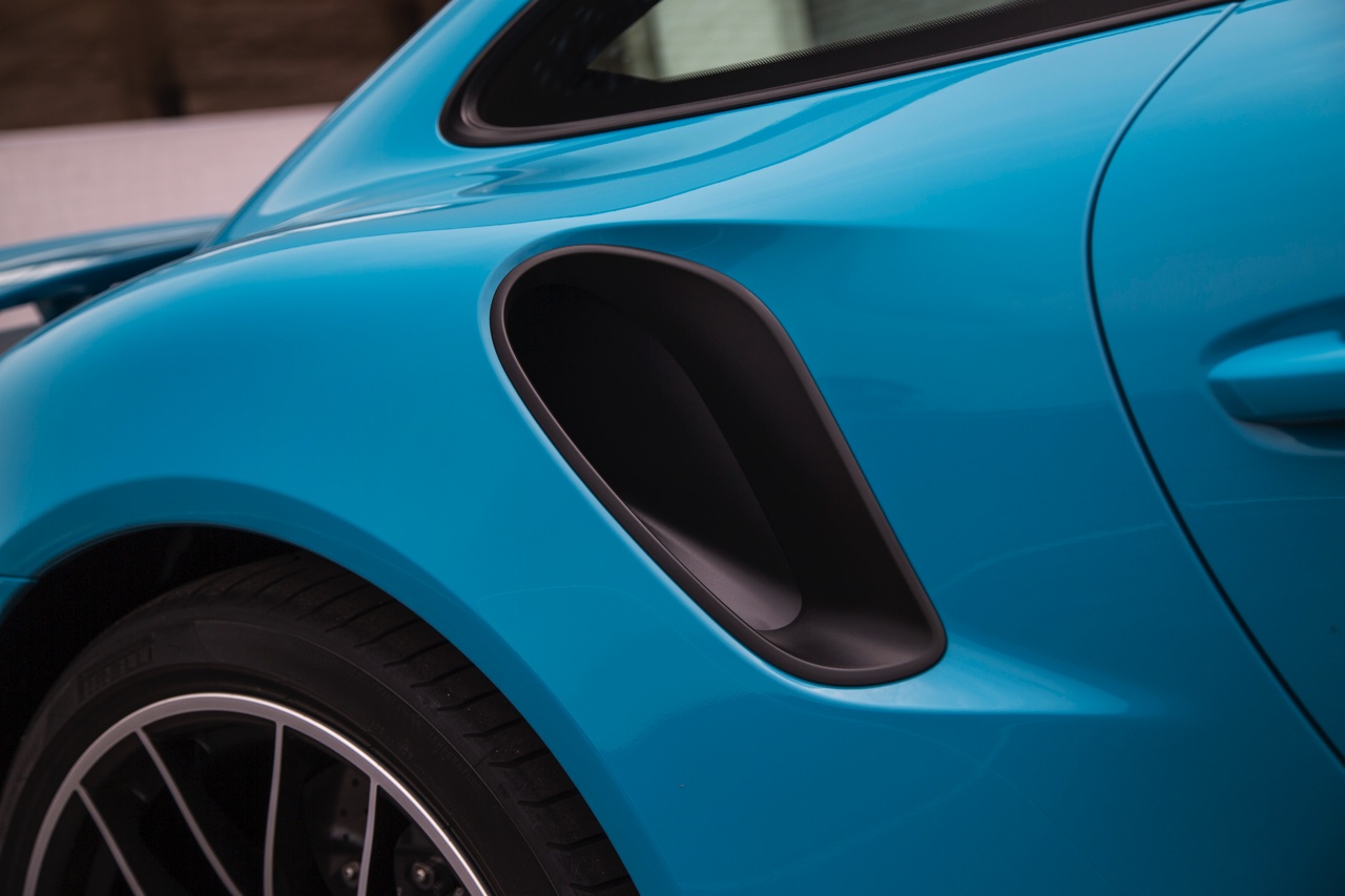 Autotest Porsche 911 Turbo S, het 2016 model trakteert op 580 pk, vierwielbesturing en oersnelle prestaties in een jas waar je ook door de weeks mee voor de dag kunt komen.