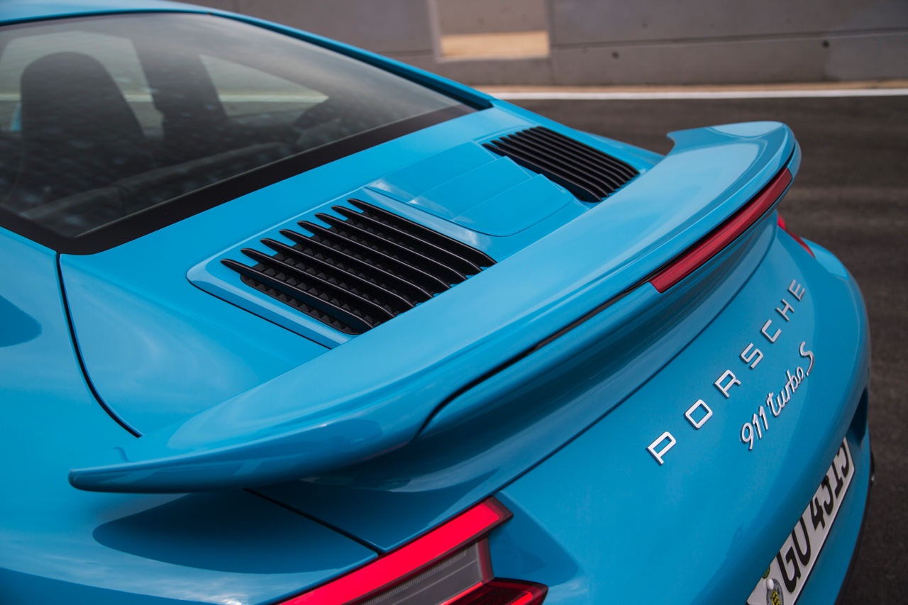 Autotest Porsche 911 Turbo S, het 2016 model trakteert op 580 pk, vierwielbesturing en oersnelle prestaties in een jas waar je ook door de weeks mee voor de dag kunt komen.