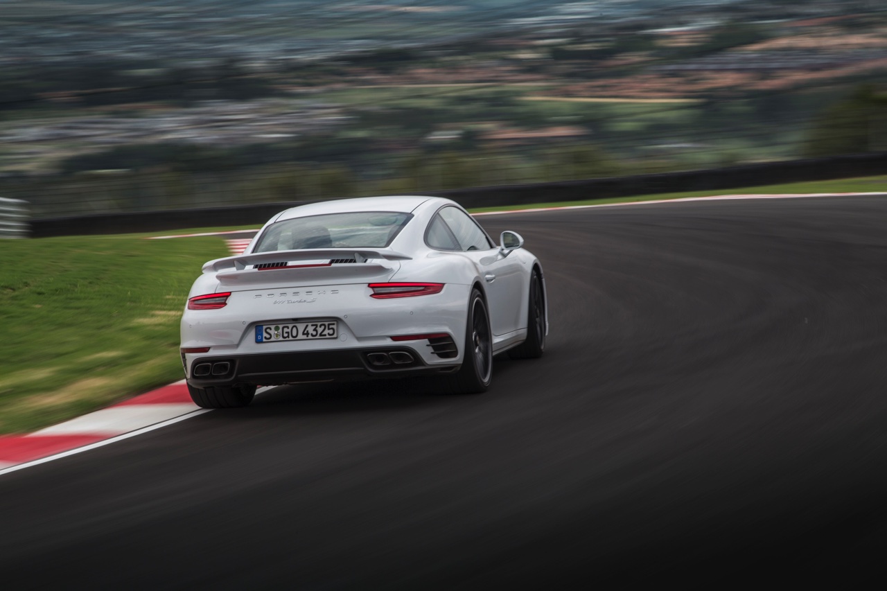 Autotest Porsche 911 Turbo S, het 2016 model trakteert op 580 pk, vierwielbesturing en oersnelle prestaties in een jas waar je ook door de weeks mee voor de dag kunt komen.