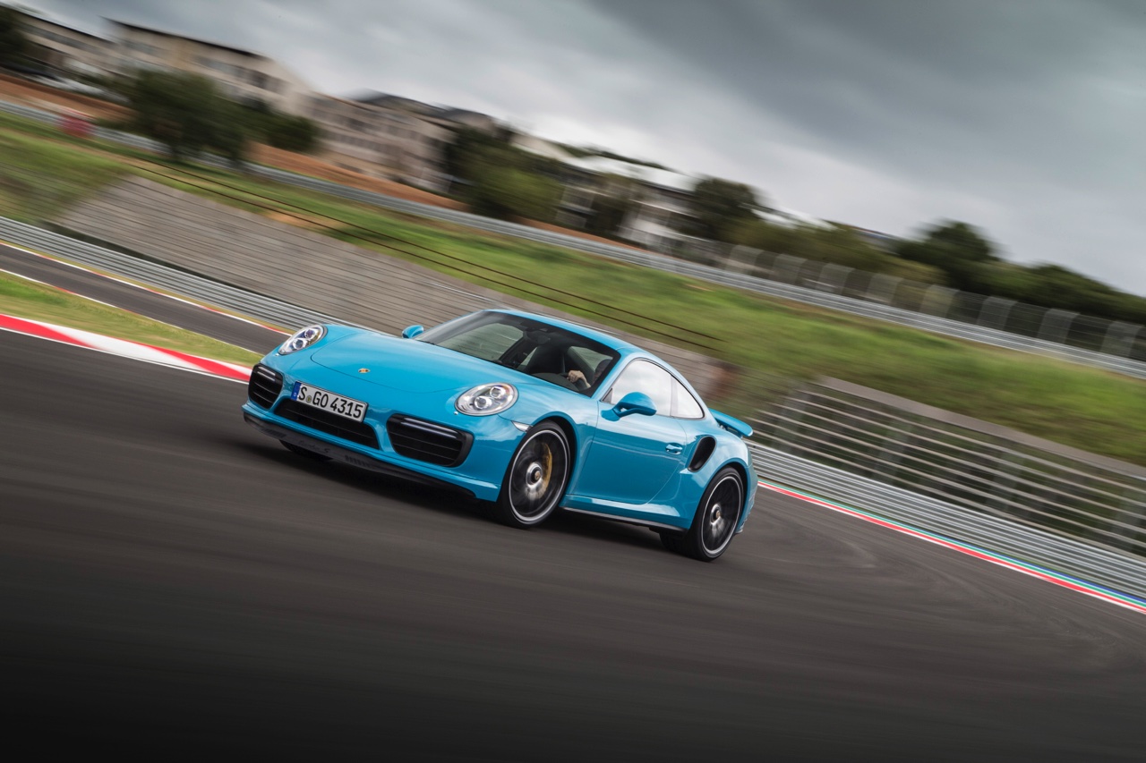 Autotest Porsche 911 Turbo S, het 2016 model trakteert op 580 pk, vierwielbesturing en oersnelle prestaties in een jas waar je ook door de weeks mee voor de dag kunt komen.