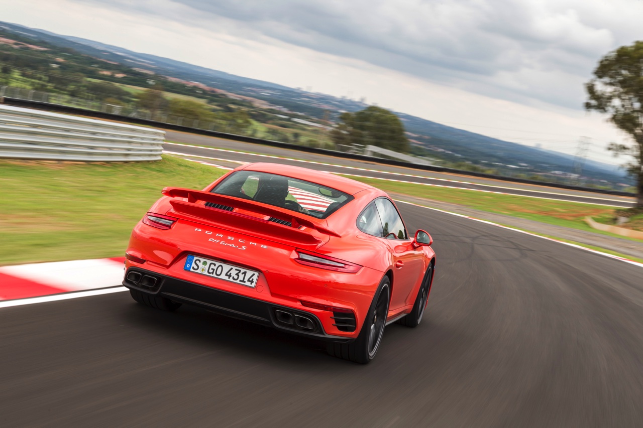 Autotest Porsche 911 Turbo S, het 2016 model trakteert op 580 pk, vierwielbesturing en oersnelle prestaties in een jas waar je ook door de weeks mee voor de dag kunt komen.