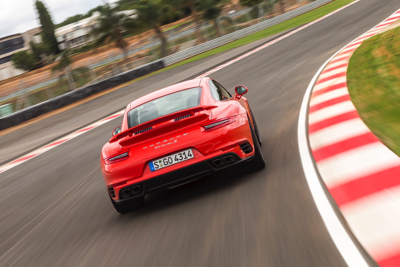 Autotest Porsche 911 Turbo S, het 2016 model trakteert op 580 pk, vierwielbesturing en oersnelle prestaties in een jas waar je ook door de weeks mee voor de dag kunt komen.