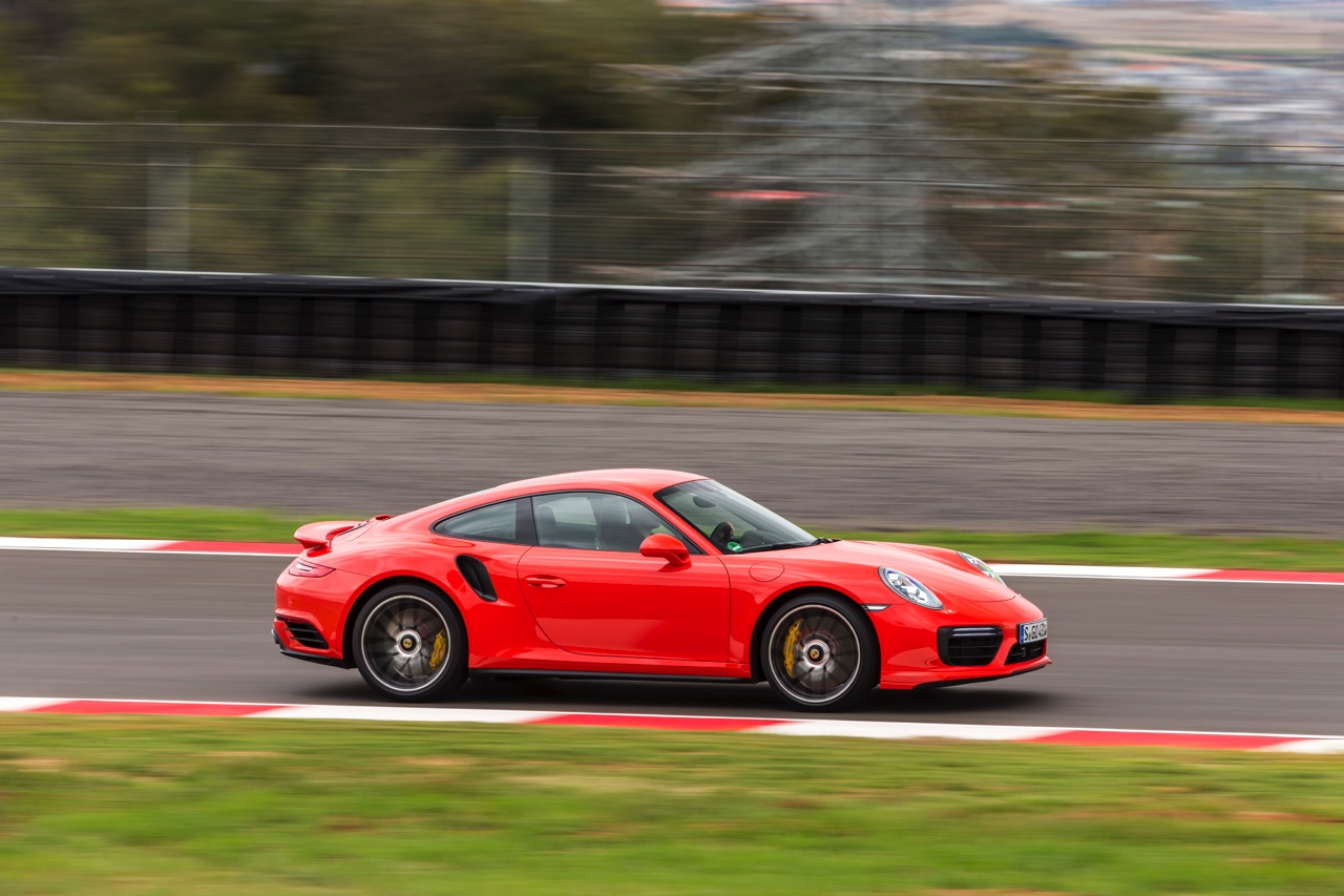 Autotest Porsche 911 Turbo S, het 2016 model trakteert op 580 pk, vierwielbesturing en oersnelle prestaties in een jas waar je ook door de weeks mee voor de dag kunt komen.