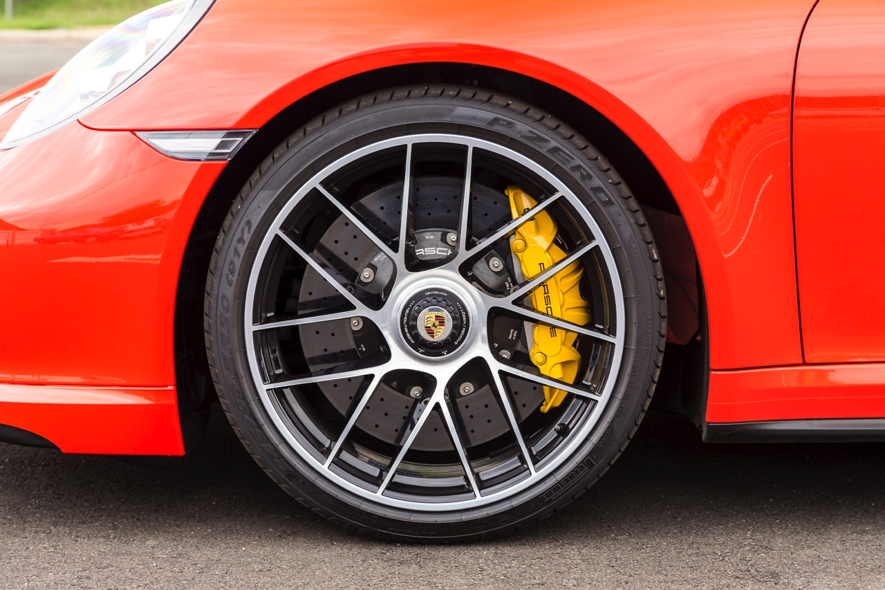 Autotest Porsche 911 Turbo S, het 2016 model trakteert op 580 pk, vierwielbesturing en oersnelle prestaties in een jas waar je ook door de weeks mee voor de dag kunt komen.
