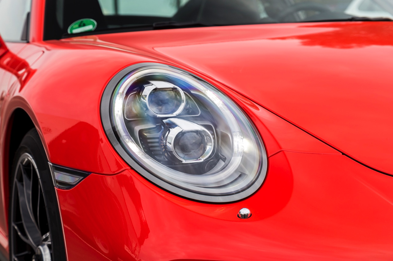 Autotest Porsche 911 Turbo S, het 2016 model trakteert op 580 pk, vierwielbesturing en oersnelle prestaties in een jas waar je ook door de weeks mee voor de dag kunt komen.