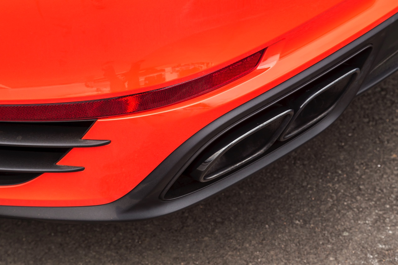 Autotest Porsche 911 Turbo S, het 2016 model trakteert op 580 pk, vierwielbesturing en oersnelle prestaties in een jas waar je ook door de weeks mee voor de dag kunt komen.