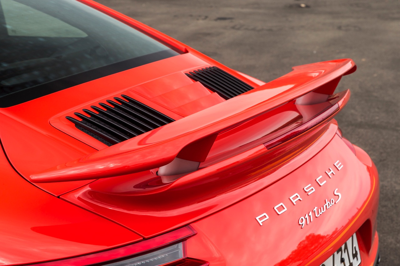 Autotest Porsche 911 Turbo S, het 2016 model trakteert op 580 pk, vierwielbesturing en oersnelle prestaties in een jas waar je ook door de weeks mee voor de dag kunt komen.