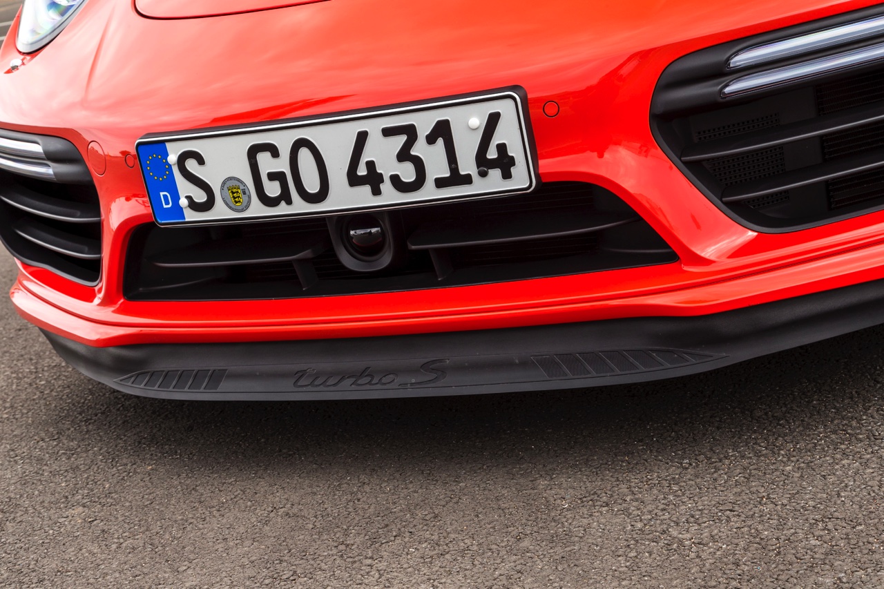 Autotest Porsche 911 Turbo S, het 2016 model trakteert op 580 pk, vierwielbesturing en oersnelle prestaties in een jas waar je ook door de weeks mee voor de dag kunt komen.