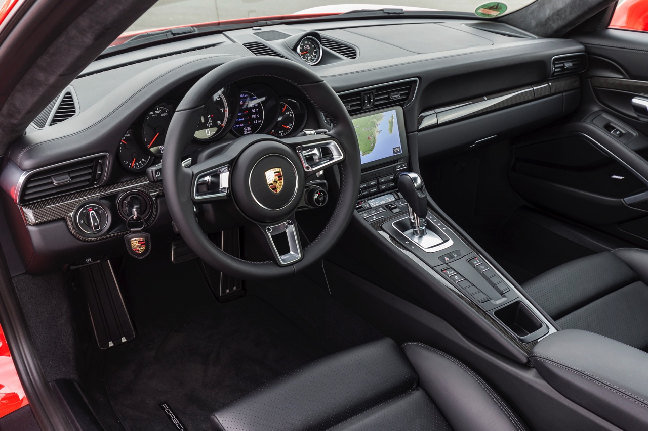 Autotest Porsche 911 Turbo S, het 2016 model trakteert op 580 pk, vierwielbesturing en oersnelle prestaties in een jas waar je ook door de weeks mee voor de dag kunt komen.