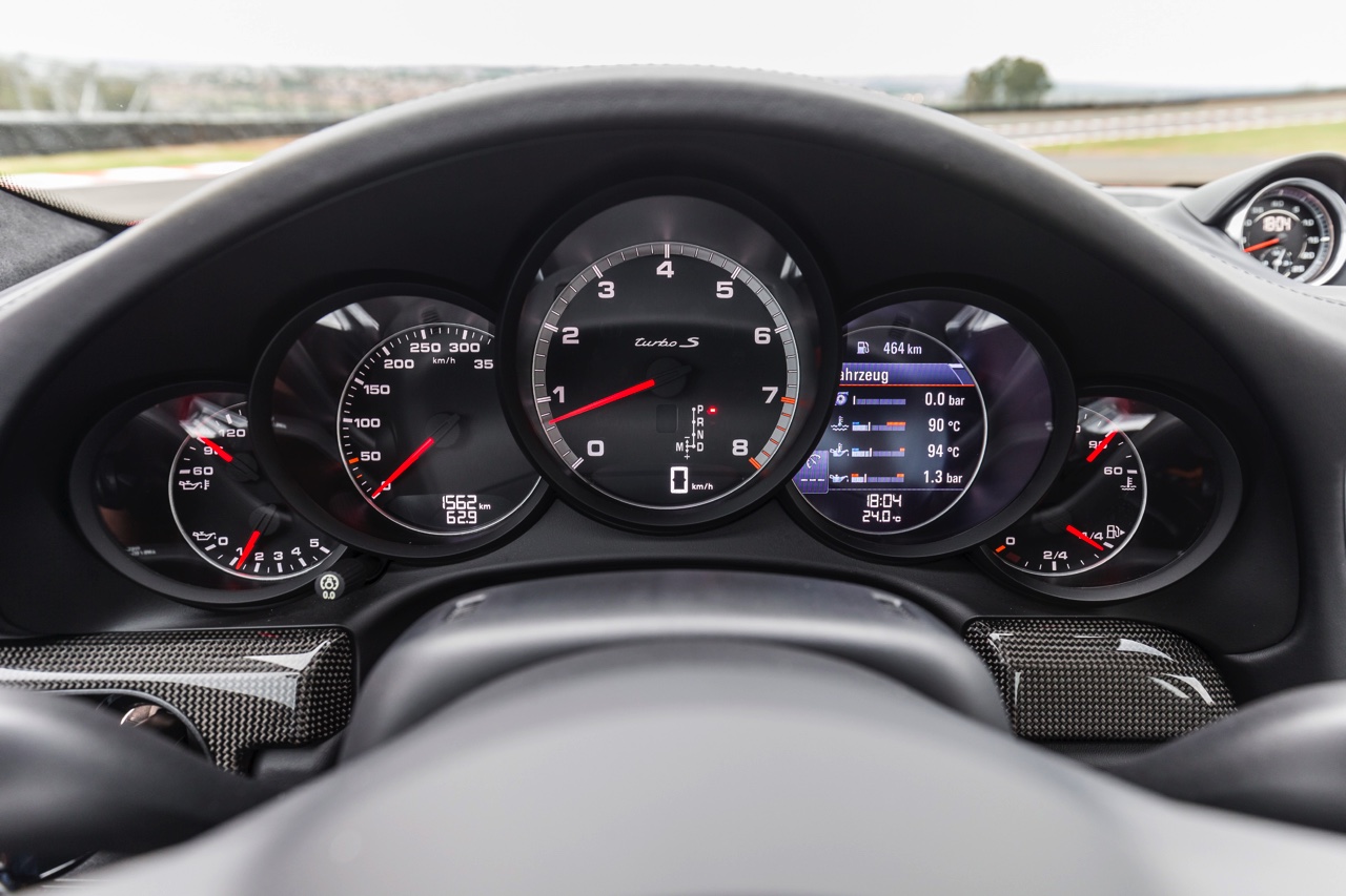 Autotest Porsche 911 Turbo S, het 2016 model trakteert op 580 pk, vierwielbesturing en oersnelle prestaties in een jas waar je ook door de weeks mee voor de dag kunt komen.