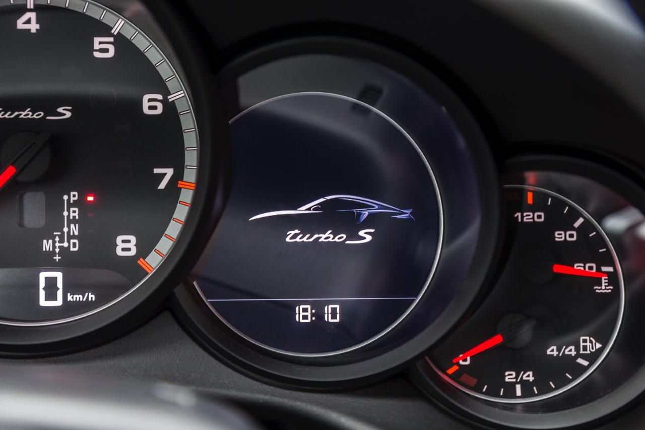 Autotest Porsche 911 Turbo S, het 2016 model trakteert op 580 pk, vierwielbesturing en oersnelle prestaties in een jas waar je ook door de weeks mee voor de dag kunt komen.
