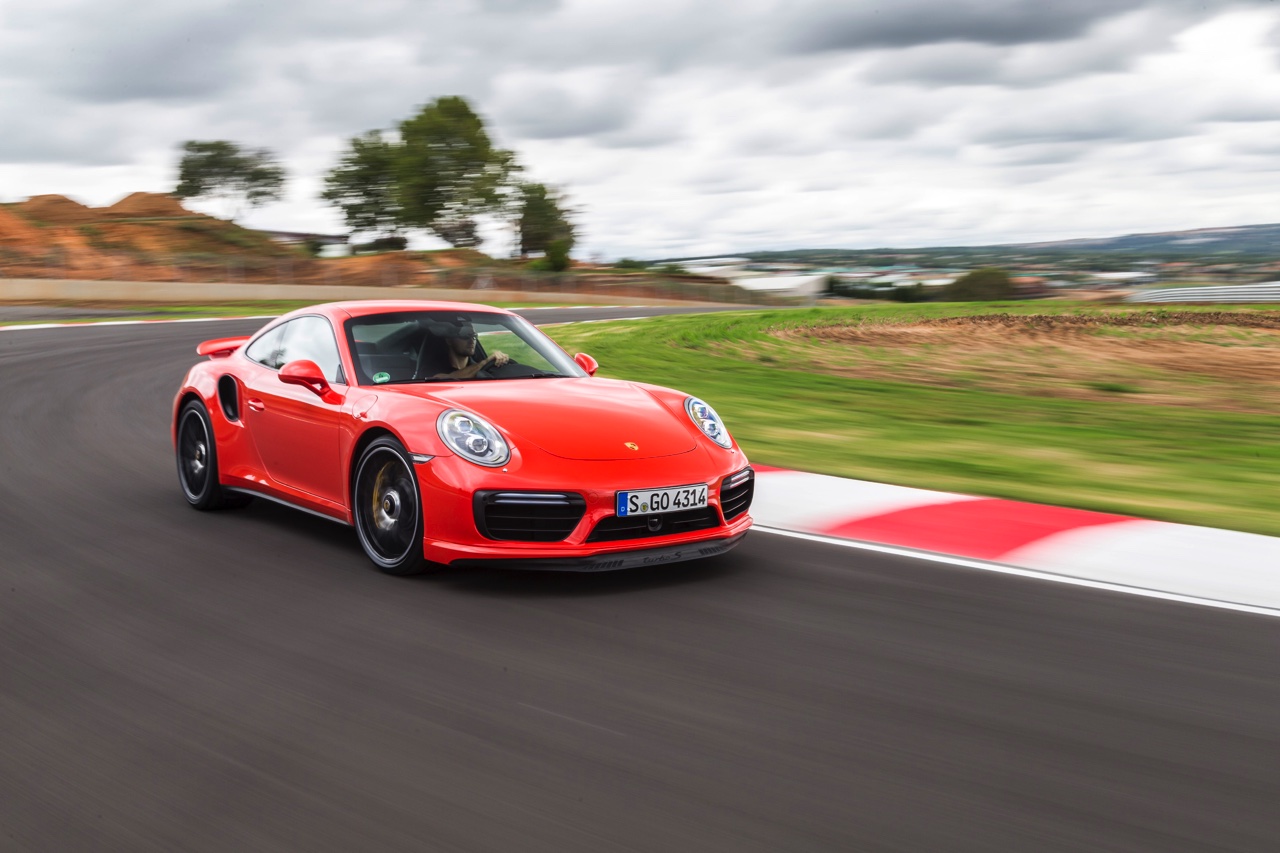 Autotest Porsche 911 Turbo S, het 2016 model trakteert op 580 pk, vierwielbesturing en oersnelle prestaties in een jas waar je ook door de weeks mee voor de dag kunt komen.