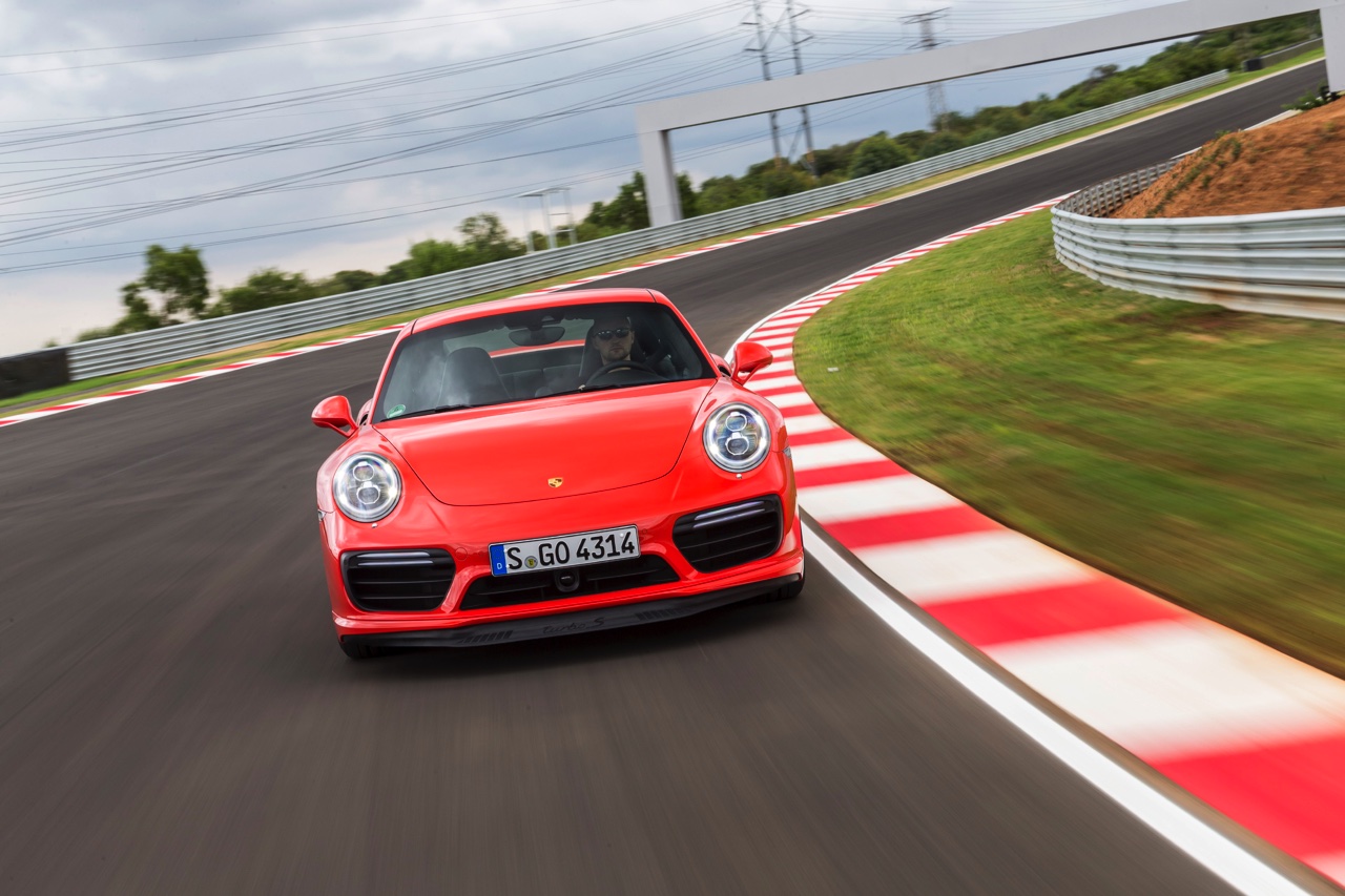Autotest Porsche 911 Turbo S, het 2016 model trakteert op 580 pk, vierwielbesturing en oersnelle prestaties in een jas waar je ook door de weeks mee voor de dag kunt komen.