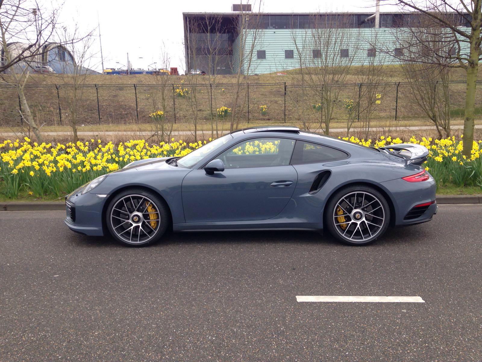 Autotest Porsche 911 Turbo S, het 2016 model trakteert op 580 pk, vierwielbesturing en oersnelle prestaties in een jas waar je ook door de weeks mee voor de dag kunt komen.
