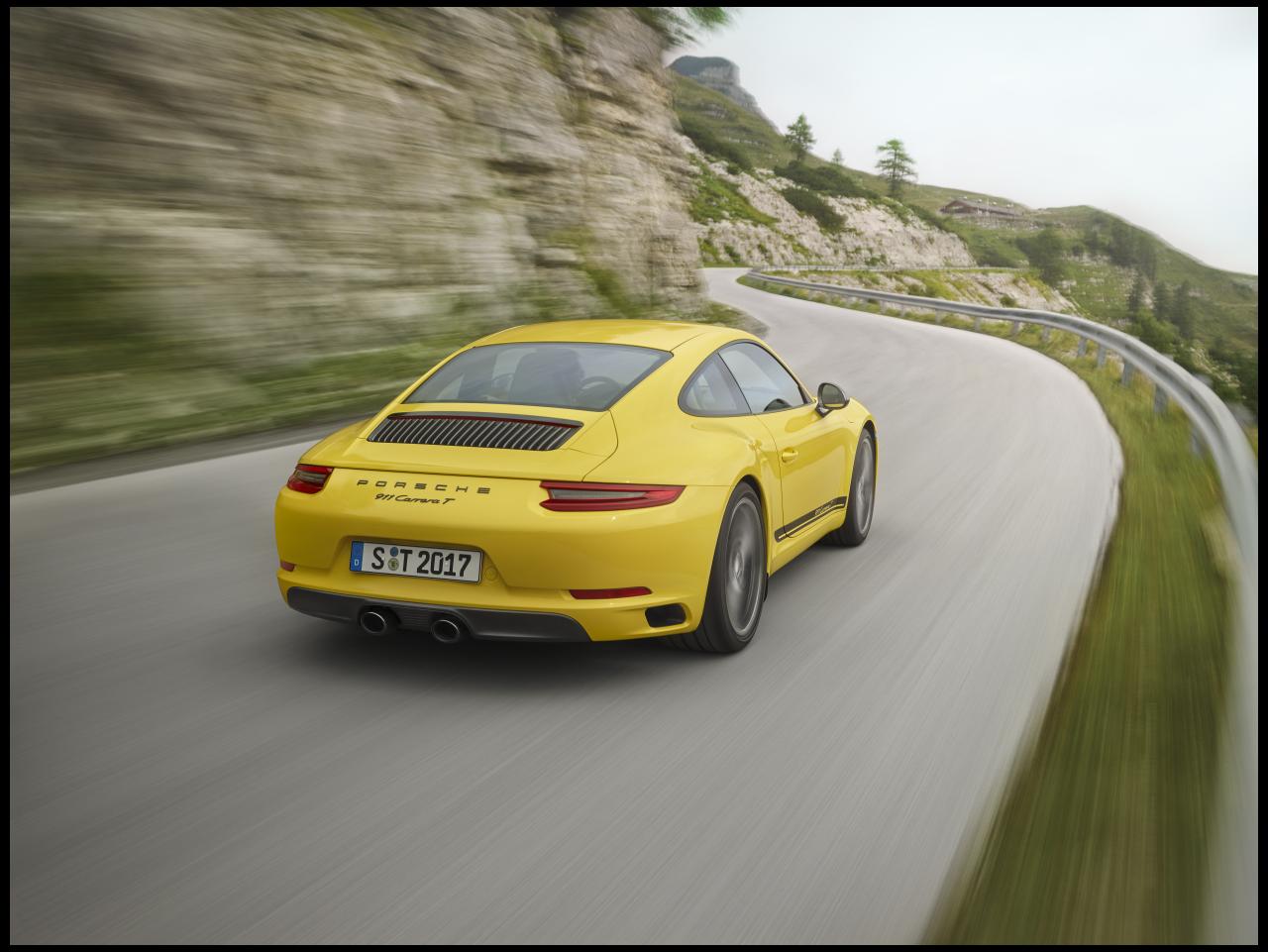 Porsche brengt een lichte variant van de 911 Carrera, de T-versie, waarbij de letter staat voor Touring. De auto brengt het rijplezier naar een meer puur niveau.