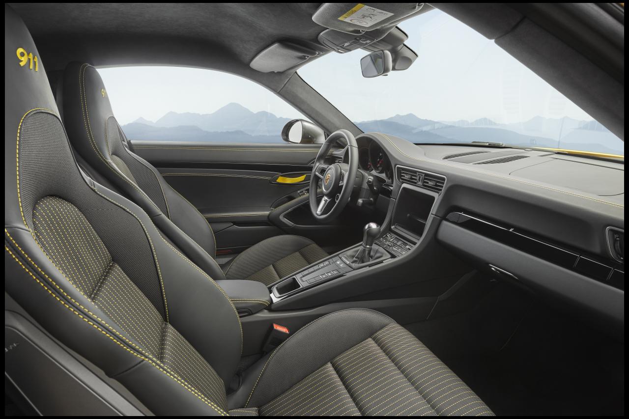 Porsche brengt een lichte variant van de 911 Carrera, de T-versie, waarbij de letter staat voor Touring. De auto brengt het rijplezier naar een meer puur niveau.