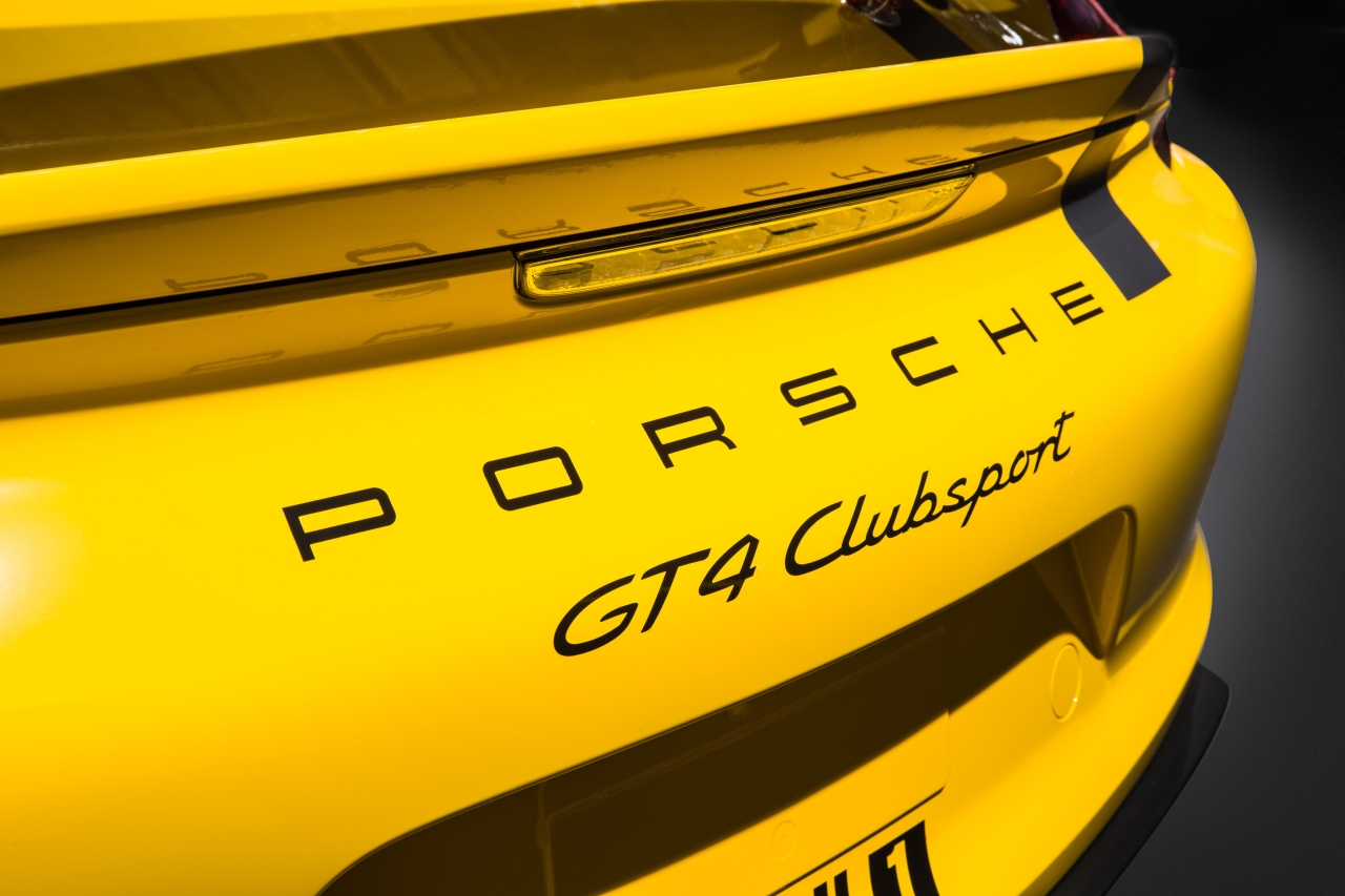 Porsche Cayman GT4 klaargestoomd op het circuit als Clubsport. Porsche presenteerde de circuittijger op de Los Angeles Motor Show.