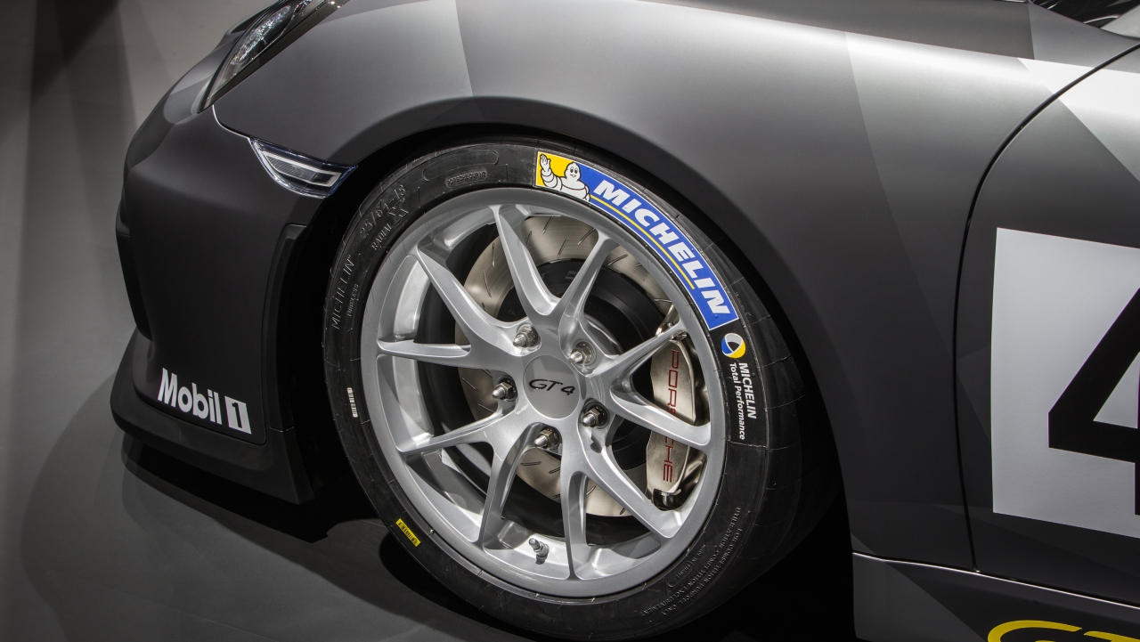 Porsche Cayman GT4 klaargestoomd op het circuit als Clubsport. Porsche presenteerde de circuittijger op de Los Angeles Motor Show.