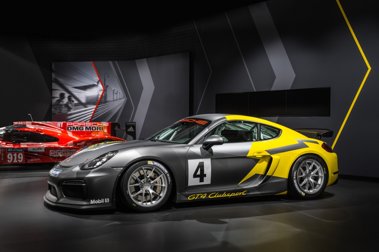 Porsche Cayman GT4 klaargestoomd op het circuit als Clubsport. Porsche presenteerde de circuittijger op de Los Angeles Motor Show.