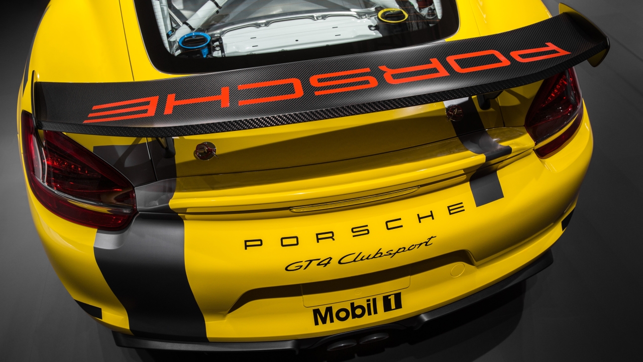 Porsche Cayman GT4 klaargestoomd op het circuit als Clubsport. Porsche presenteerde de circuittijger op de Los Angeles Motor Show.